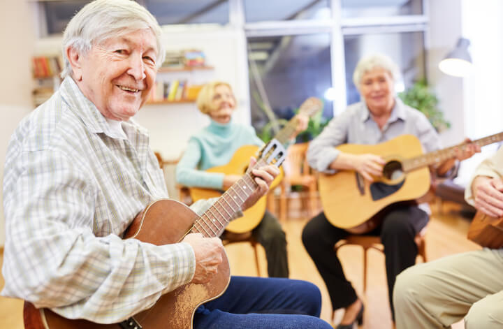 <span style="color:#f2c998!important;">Older Adults &amp; Dementia</span>